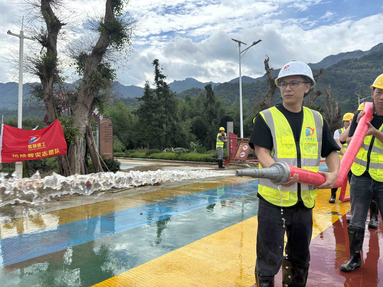 易順建工集團有限公司總經(jīng)理李晉恒率領(lǐng)廣東子公司、廈門分公司負責人馳援梅口埠 助力災后淤泥垃圾清理工作
