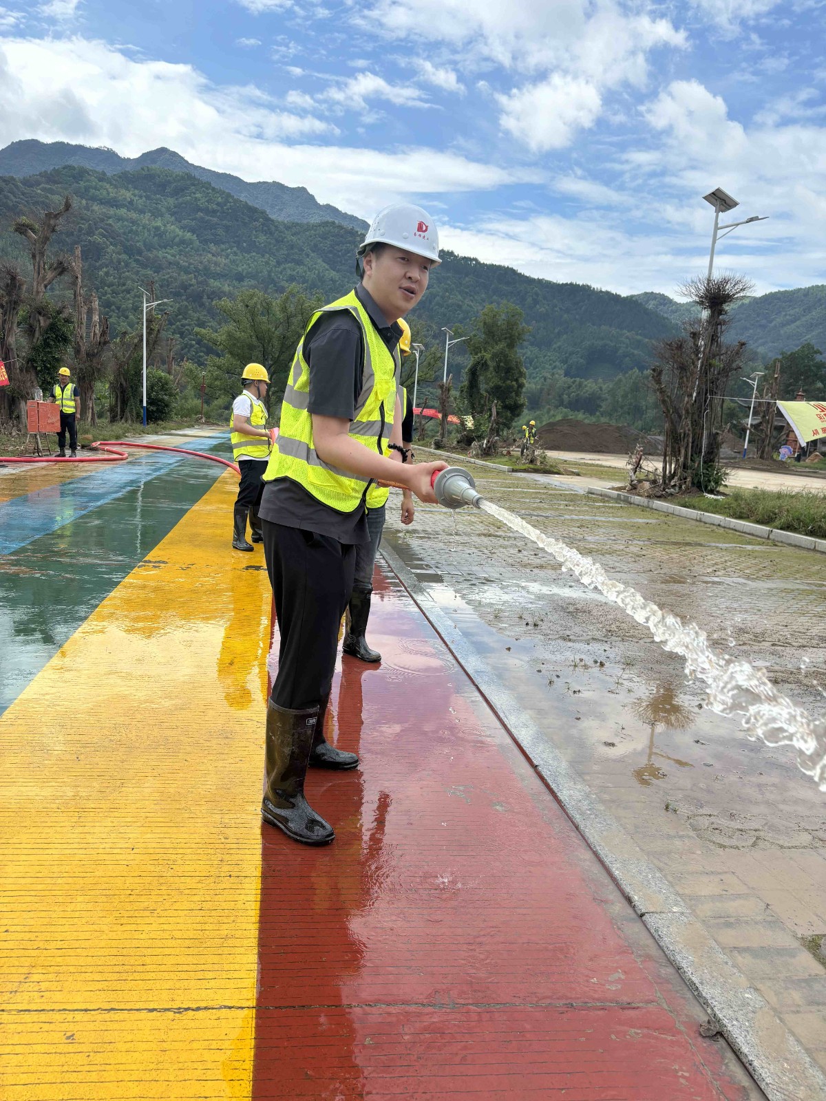 易順建工集團有限公司總經(jīng)理李晉恒率領(lǐng)廣東子公司、廈門分公司負責人馳援梅口埠 助力災后淤泥垃圾清理工作