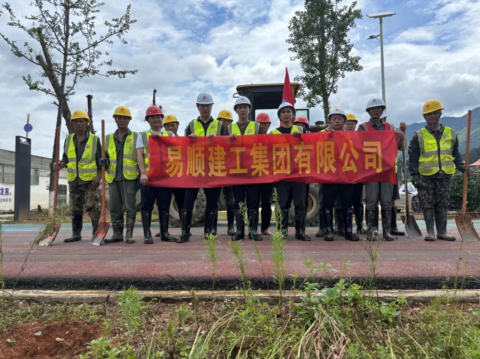 易順建工集團有限公司總經(jīng)理李晉恒率領(lǐng)廣東子公司、廈門分公司負責人馳援梅口埠 助力災后淤泥垃圾清理工作
